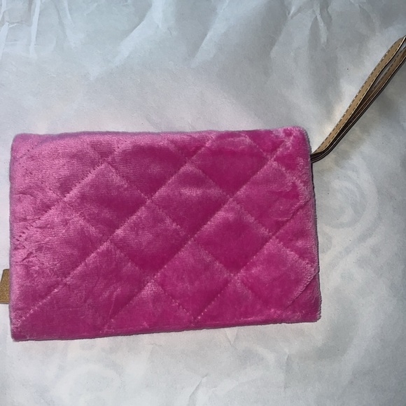 Ipsy Rose Pink Velvet Quilted Wristlet With Gold Strap And Zipper NWOT - Picture 3 of 3
